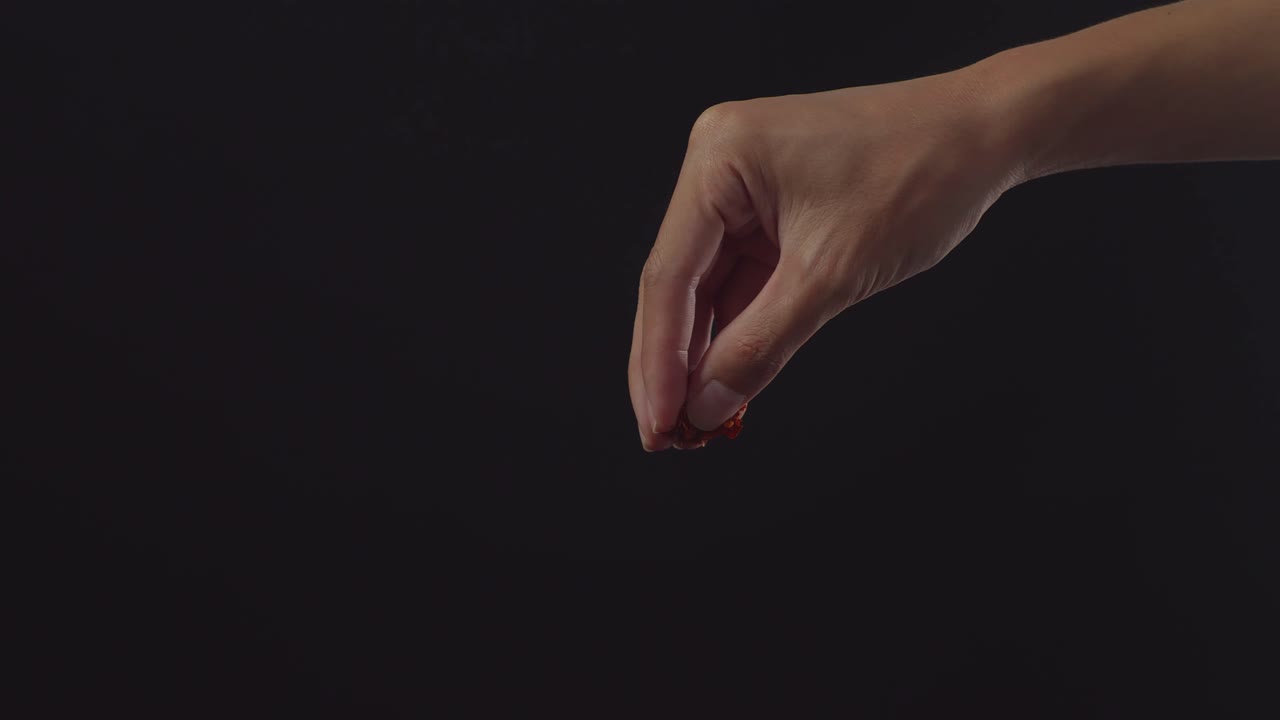 손으로 은 고추를 뿌리는 것