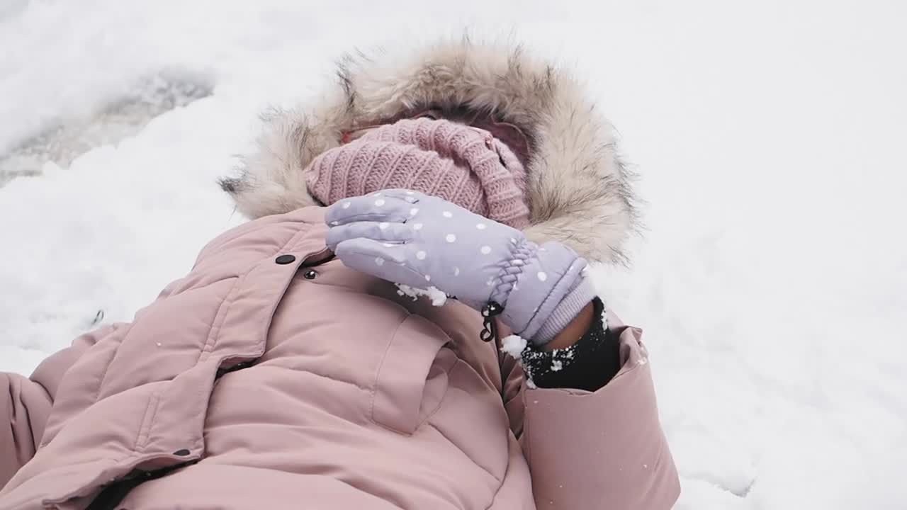 눈 속에서 놀고 있는 아이