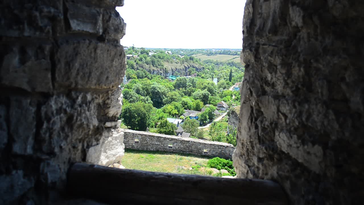 Pháo đài Kamenetz-Podolsk nhìn từ cửa sổ. Ukraine. Pháo đài Kamenetz-Podolsk, Ukraine