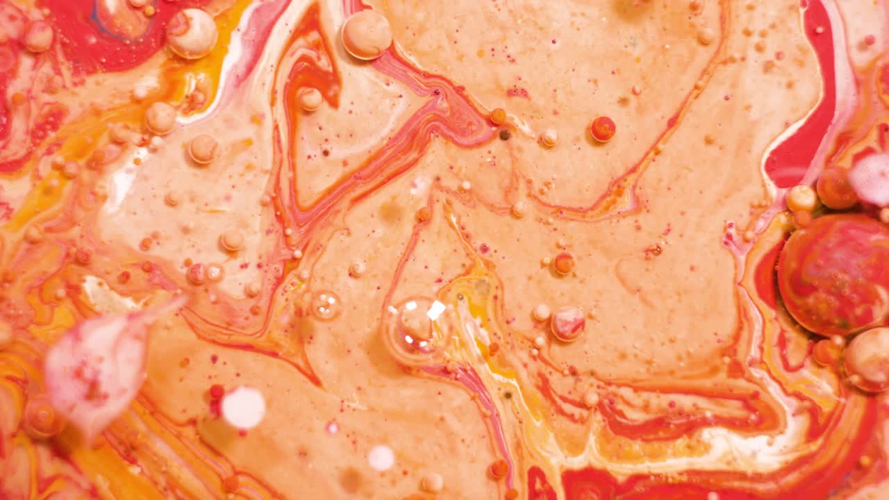 거품과 마블링을 가진 추상적인 유체 예술