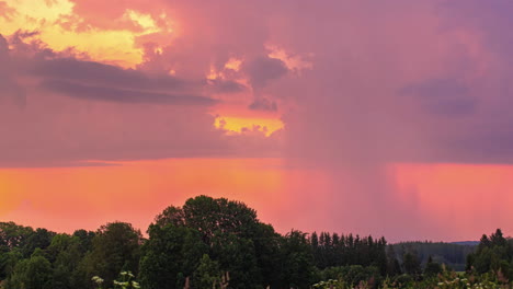 vista del paisaje nuboso que resulta en una formación masiva de tormentas en un lapso de tiempo