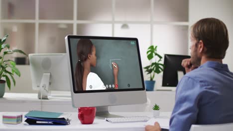 Estudiante-Varón-Caucásico-Usando-Computadora-En-Videollamada-Con-Profesora