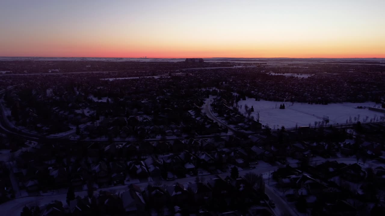surcando los cielos de calgary con un dron durante un impresionante amanecer de invierno