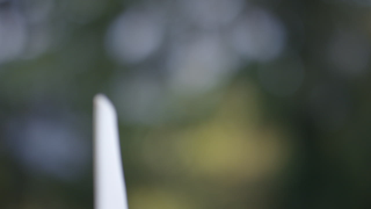 niño pequeño jugando con un avión de juguete niño feliz jugando imaginando libertad de viaje divirtiéndose al aire libre en un parque soleado disfrutando de la infancia 4k