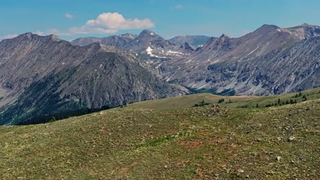 Luftaufnahme-Der-Rocky-Mountains-Vom-Cottonwood-Pass-In-Der-Nähe-Von-Boulder,-Colorado,-USA-Aus-Gesehen