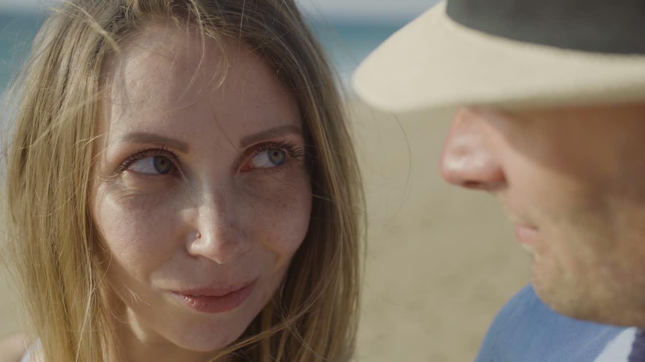 una pareja enamorada besándose en la orilla del mar