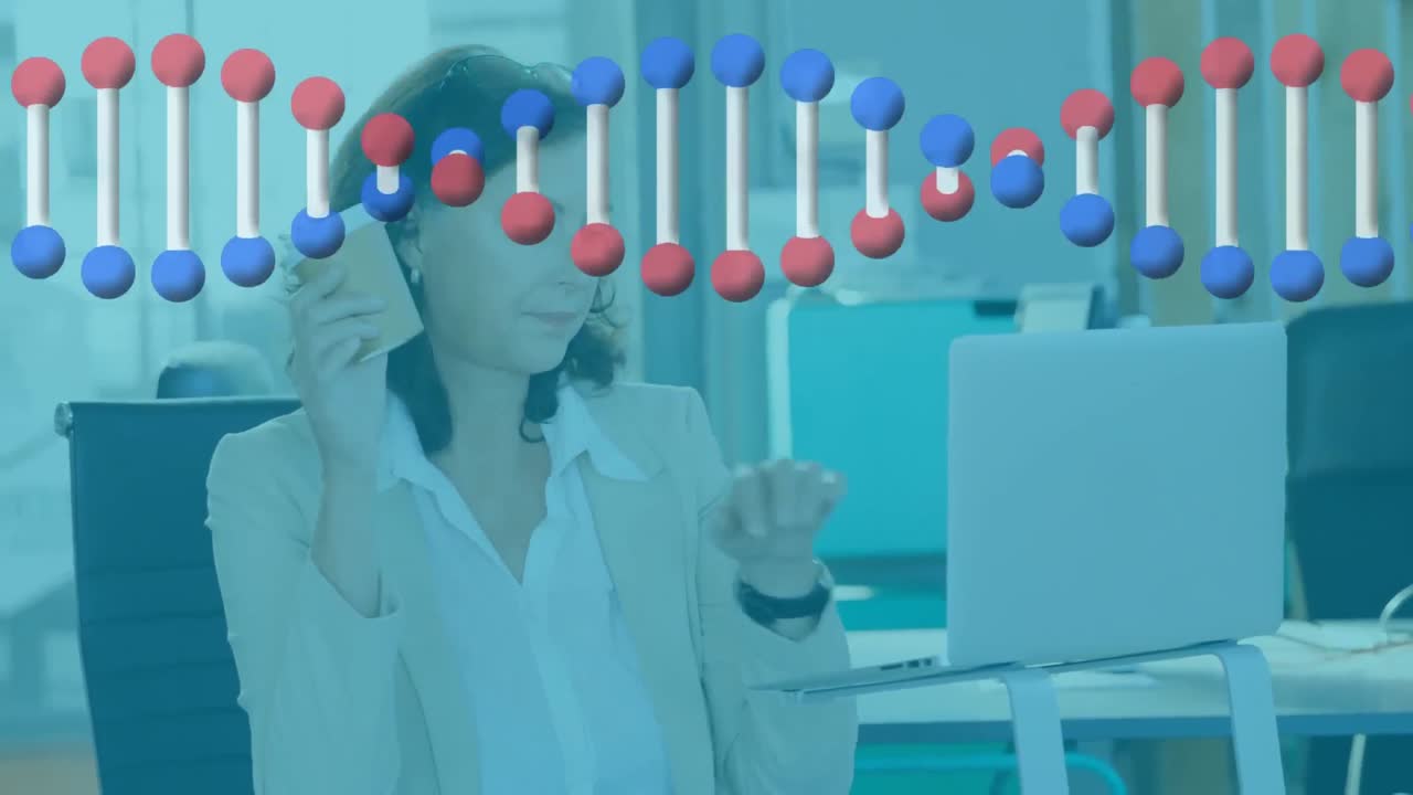 animación de una cadena de adn girando sobre una mujer de negocios usando una computadora portátil