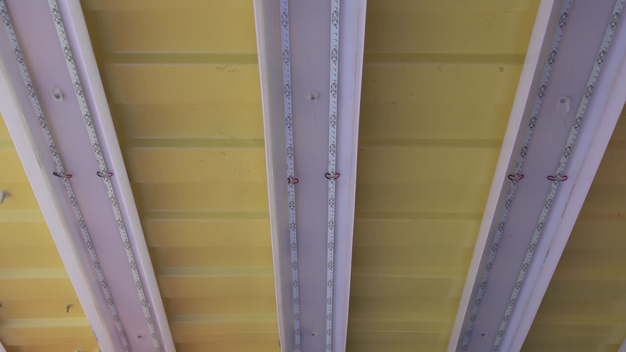 bombillas de led en el techo. la ubicación es la casa de contenedores.