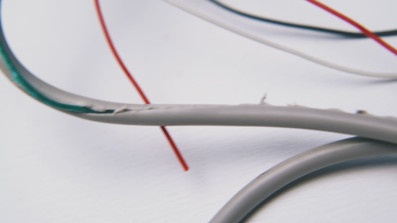 movimiento sobre pilas de cables enredados en un fondo blanco limpio