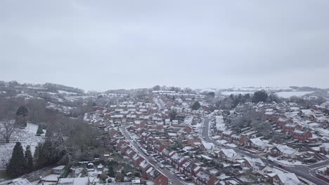 Tiro-De-Dron-De-Carro-Ascendente-Hacia-Adelante-De-Los-Suburbios-Nevados-De-Exeter