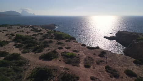 Sonnenreflexionen-Auf-Dem-Meer-Am-Klippenstrand