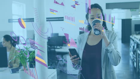 animación de procesamiento de datos contra mujer asiática bebiendo café y usando teléfono inteligente en la oficina