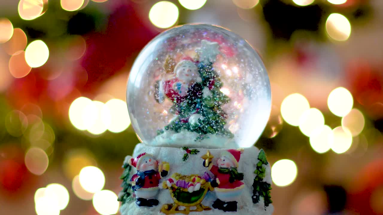 tema de decoración de navidad, globo de copo de nieve con hombre de nieve y árbol de navidad y luces desenfocadas en el fondo