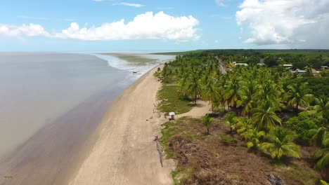 Luftaufnahme-Des-Strandes-Awala-Yalimapo-In-Guayana.-Sandig-Mit-Kokospalmen.