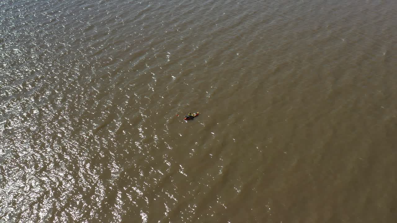 un hombre en una canoa pescando comida