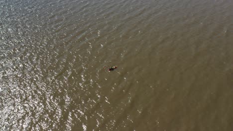 Un-Hombre-En-Una-Canoa-Pescando-Comida