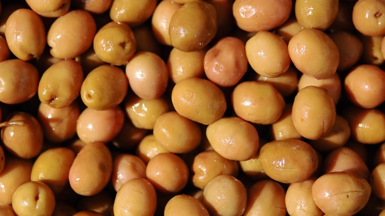 Primo piano di olive verdi fresche in salamoia