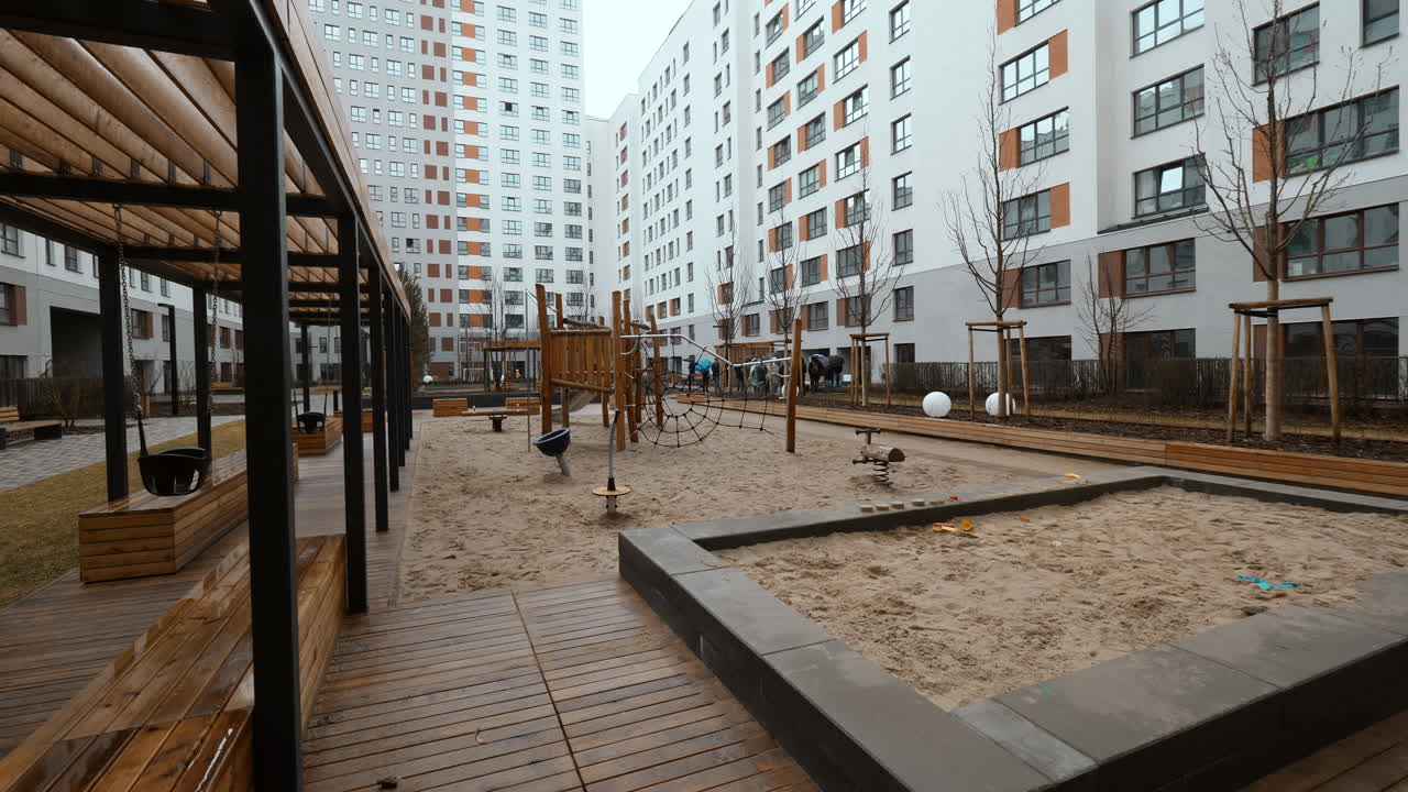 patio de recreo urbano moderno en un complejo residencial