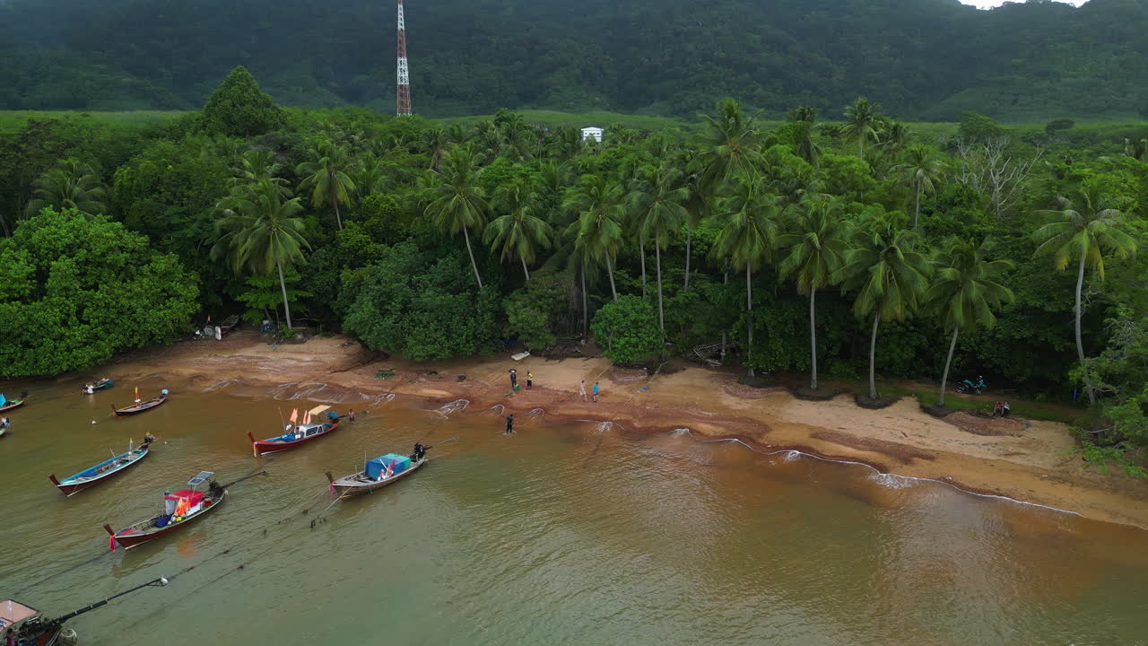 barcos de cola larga anclados en la costa norte de la comunidad pesquera costera de koh lanta
