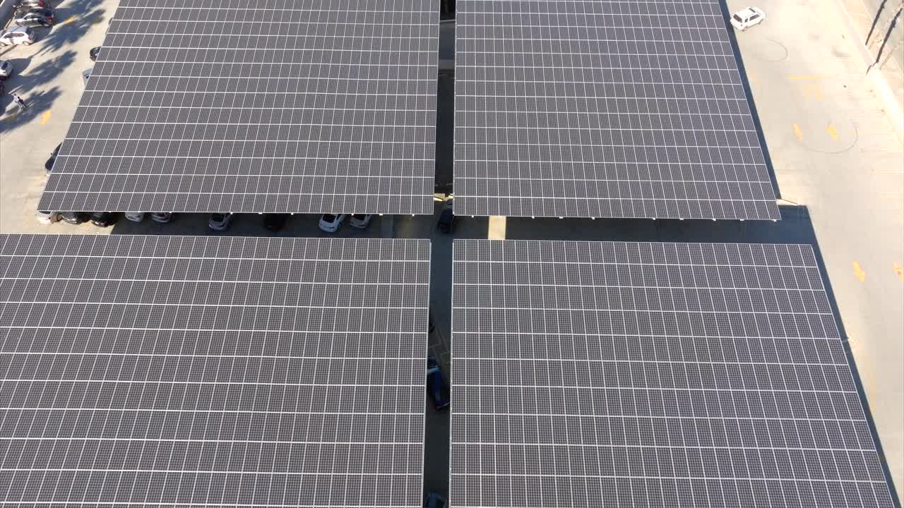 vista aérea de los paneles solares del centro comercial northridge que se eleva sobre el sistema de energía renovable para techos fotovoltaicos