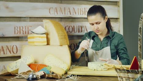 El-Vendedor-Trabaja-En-Una-Tienda-De-Quesos:-Los-Cortes-De-Queso-Con-Un-Cuchillo-Especial-De-Alambre-Cercano-Son-Grandes