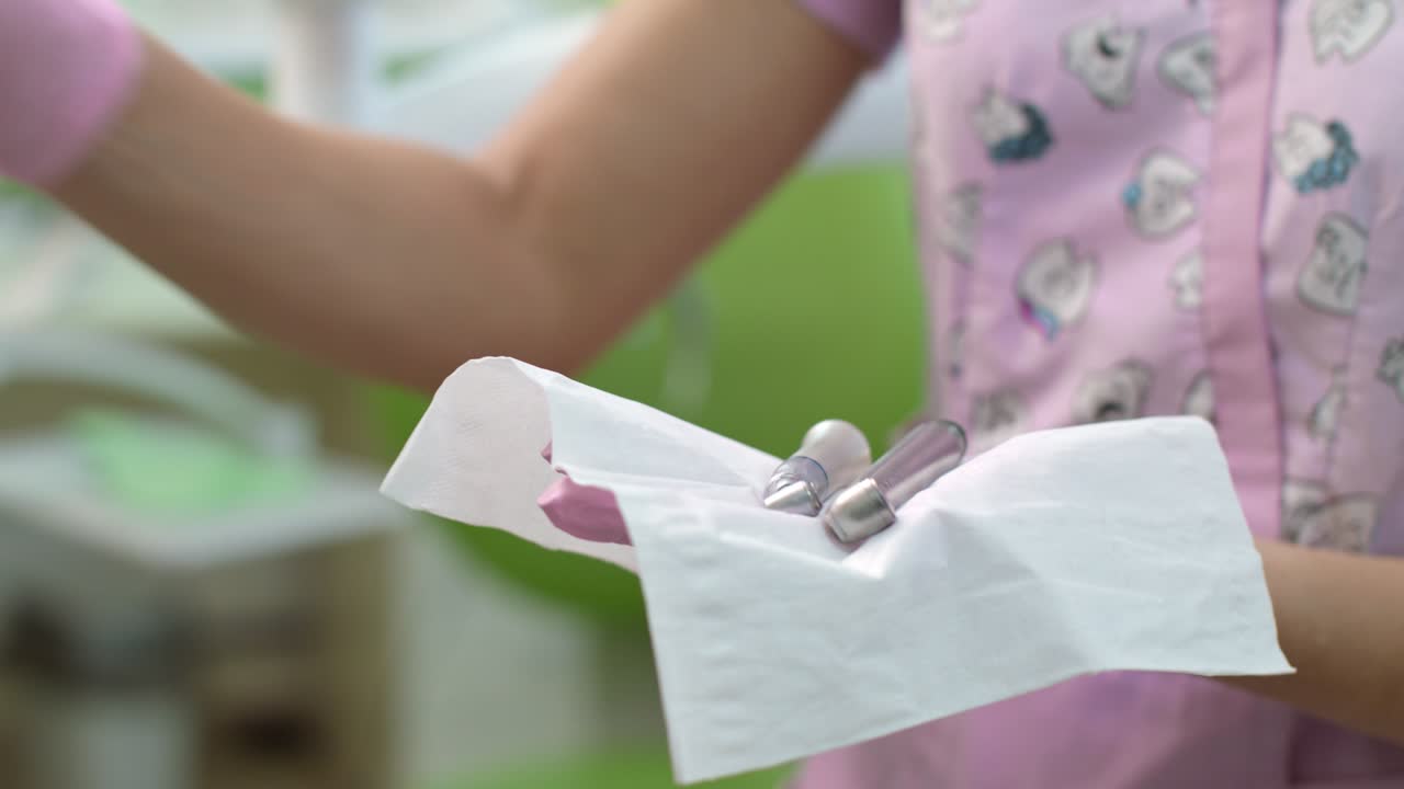 el dentista desinfecta las herramientas dentales. las manos del médico preparan el equipo dental