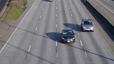 coches circulando en el tráfico de seattle
