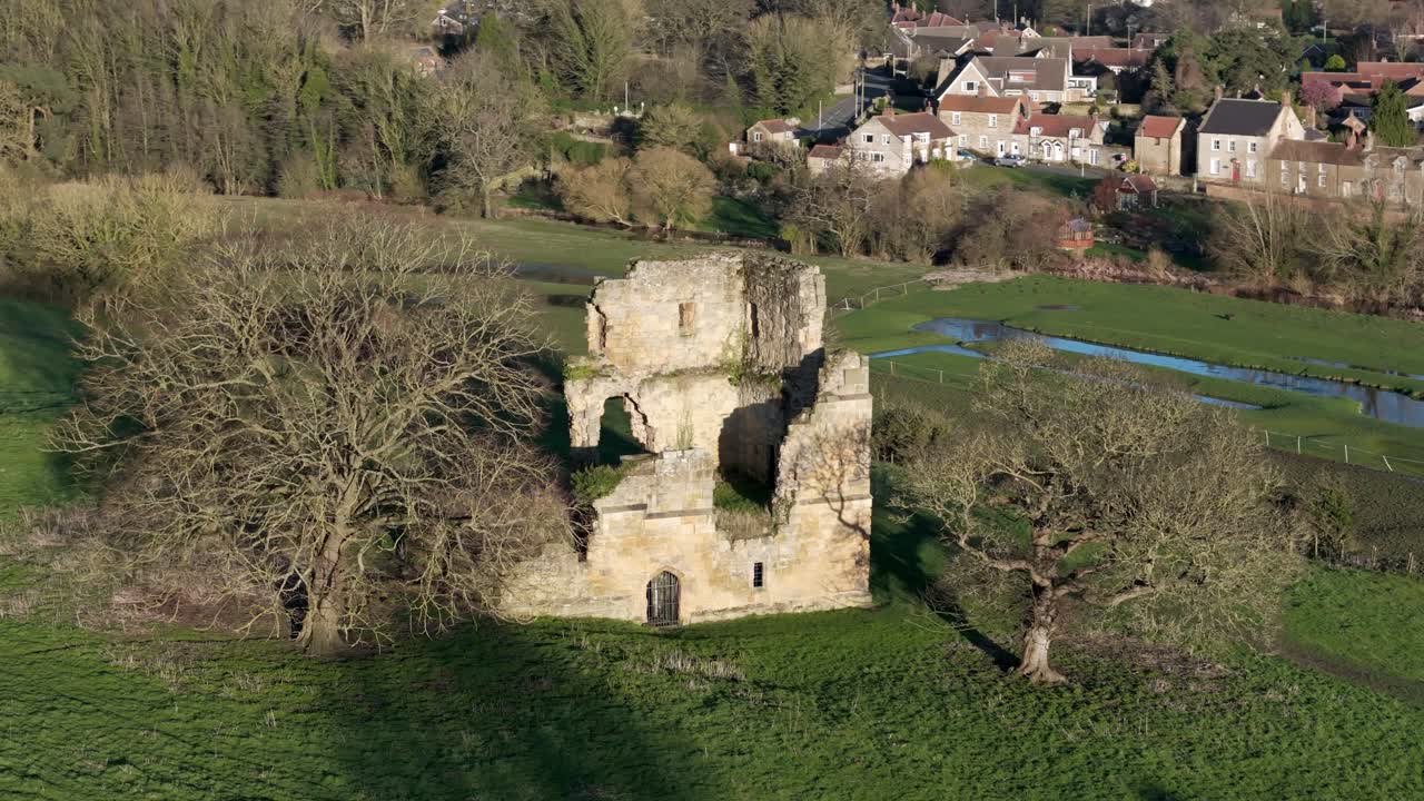 imágenes aéreas del castillo de ayton en el norte de yorkshire, órbita aérea de un antiguo castillo inglés