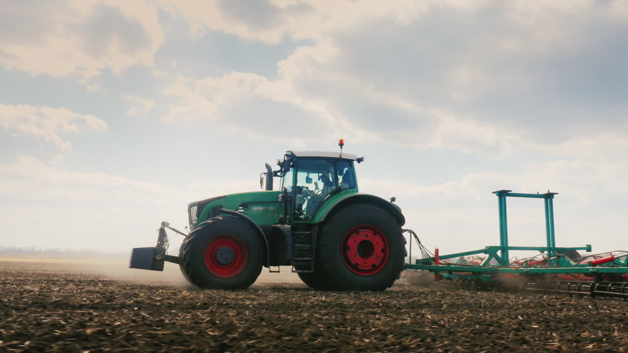 트랙터는 들판에서 일한다