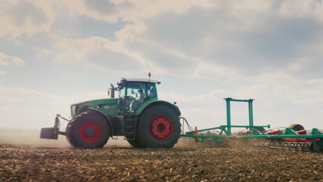 el tractor trabaja en el campo