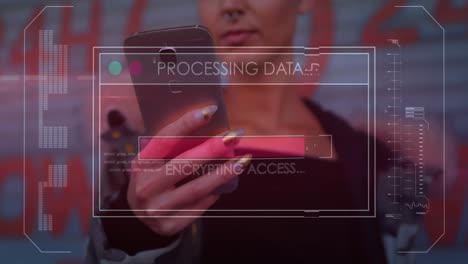 animación del procesamiento de datos en la pantalla sobre una mujer que usa un teléfono inteligente