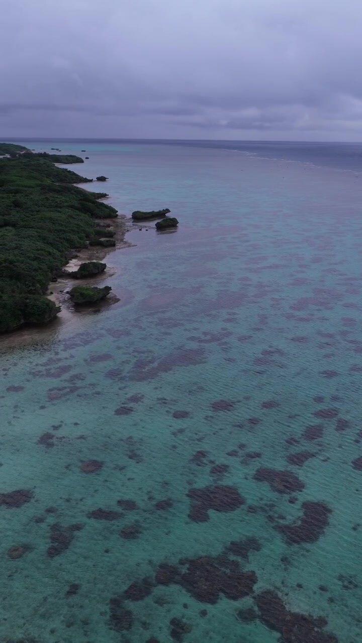 Spiaggia serena di Yoshihara sull'isola di Ishigaki, Giappone - Drone, Ripresa verticale