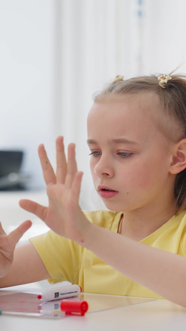 Giovane ragazza che conta sulle dita mentre impara