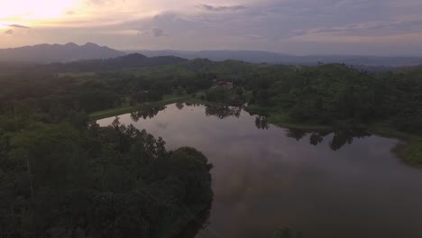 Drohnenansicht-Eines-Sonnenuntergangs-Und-Eines-Sees-In-Venezuela-Mit-Dramatischem-Orangefarbenem-Himmel