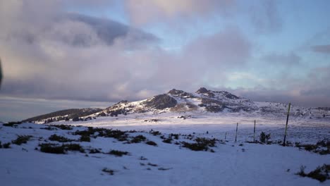 vista manual de las nubes que pasan detrás de la majestuosa montaña cubierta de nieve vitosha