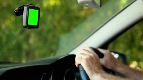 hombre mayor conduciendo un coche 4k