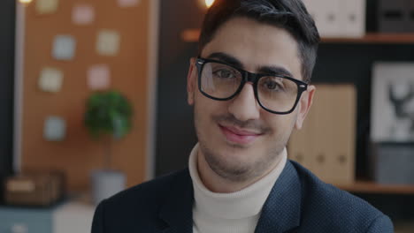 hombre de negocios sonriente en la oficina