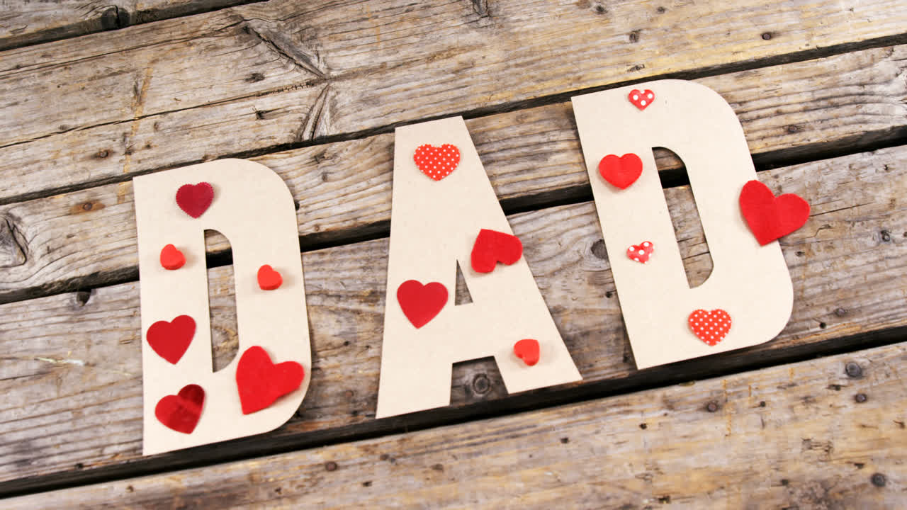 текст папы с красными сердцами на деревянной доске