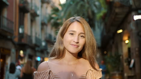 retrato de una mujer bonita enviando un beso de aire al aire libre. mujer atractiva enviando un beso