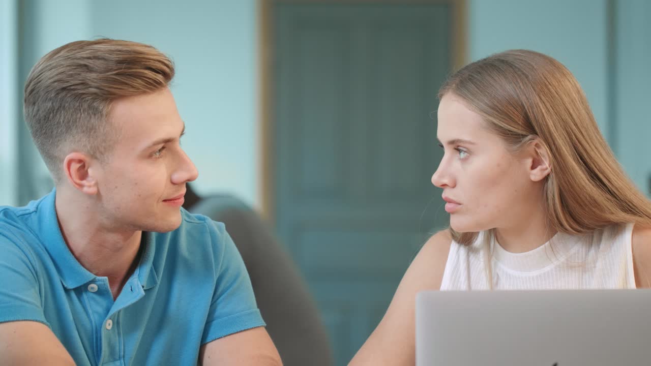잘생긴 남자가 일하는 문제에 대해 토론하고 웃는 남자가 괴롭힘을 하고 있습니다.