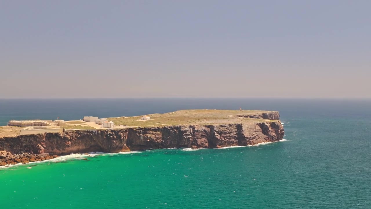 Ripresa aerea cinematografica con drone di Sagres nell'Algarve, Portogallo, che mostra Praia da Mareta, Praia do Tonel, spettacolari scogliere costiere, acque atlantiche turchesi e i paesaggi aspri del sud-ovest d'Europa