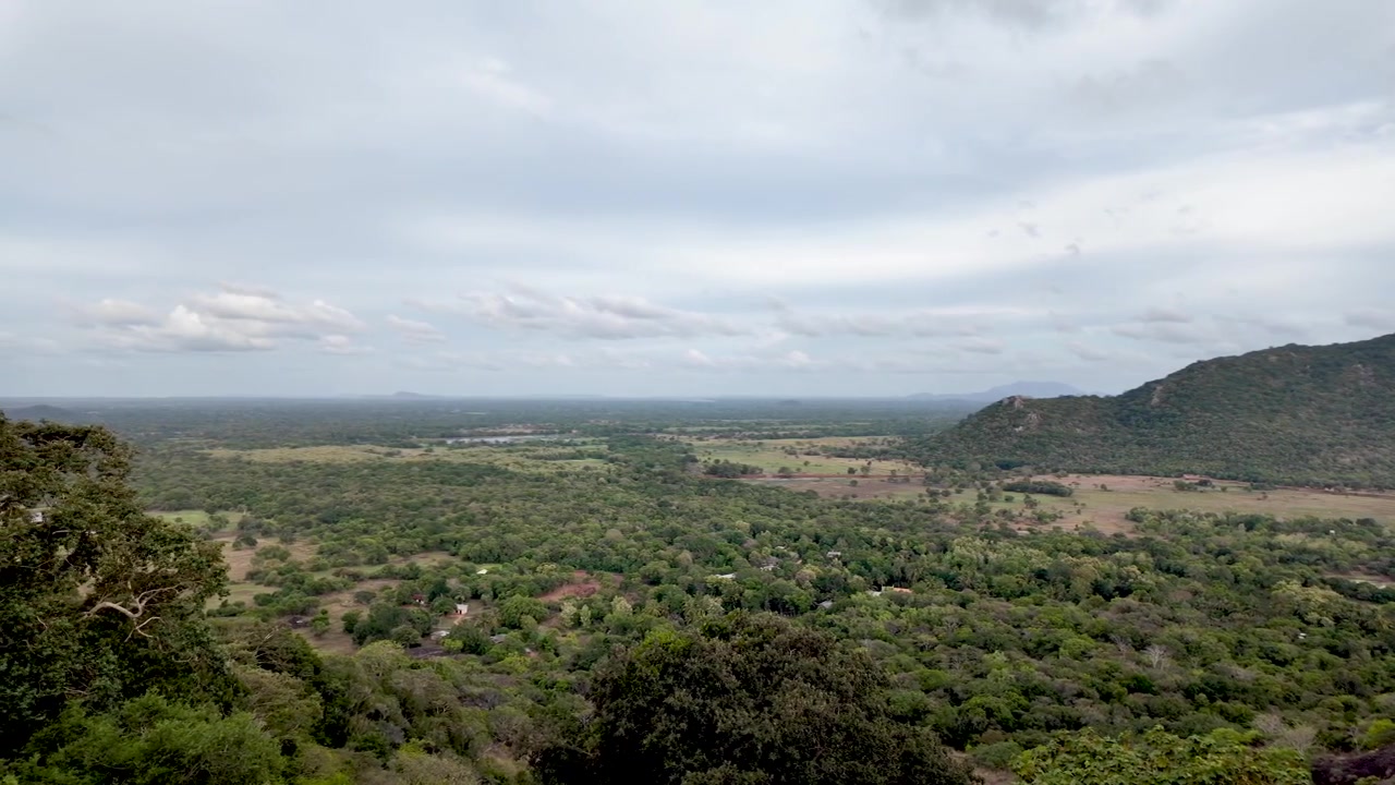 Panoramaudsigt over det frodige grønne landskab fra Mihintale, Sri Lanka, der viser den naturlige skønhed og ro i denne historiske region.