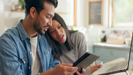 en casa, escribiendo y una pareja con una tableta