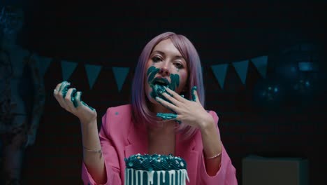 mujer celebrando su cumpleaños con pastel