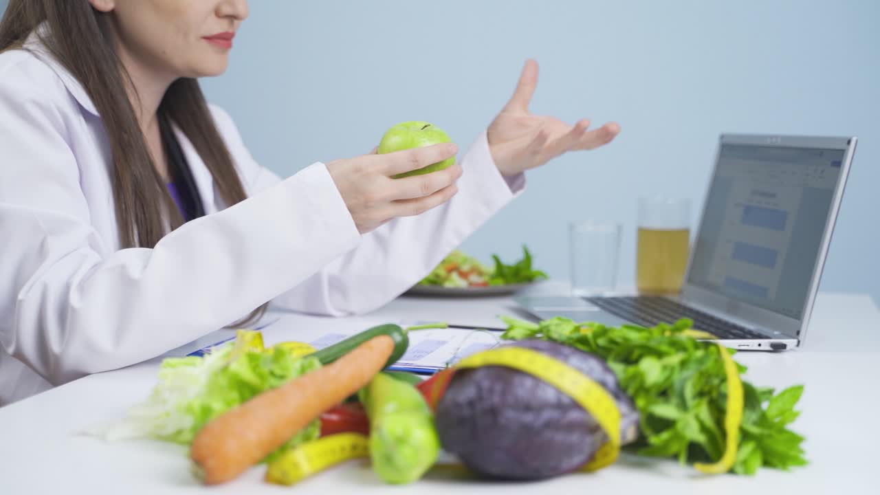 다이어티 전문가가 환자에게 다이어트 계획을 설명하고 있습니다.
