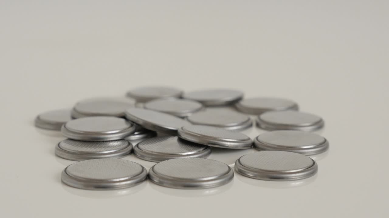 금속 버튼 배터리의 클로즈업 4k 기울기 영상