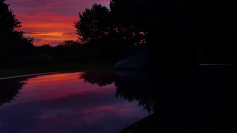 increíble lapso de tiempo al atardecer con reflejos del paisaje nuboso en el techo del coche