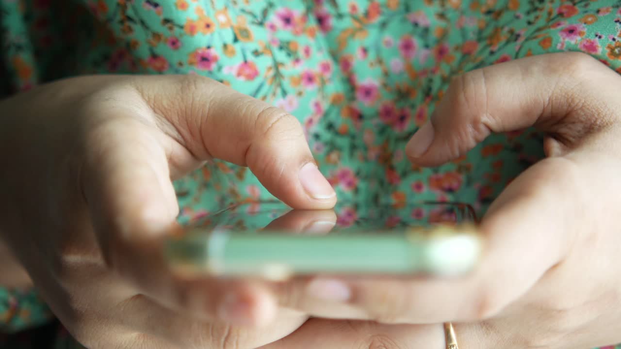 mujer con smartphone