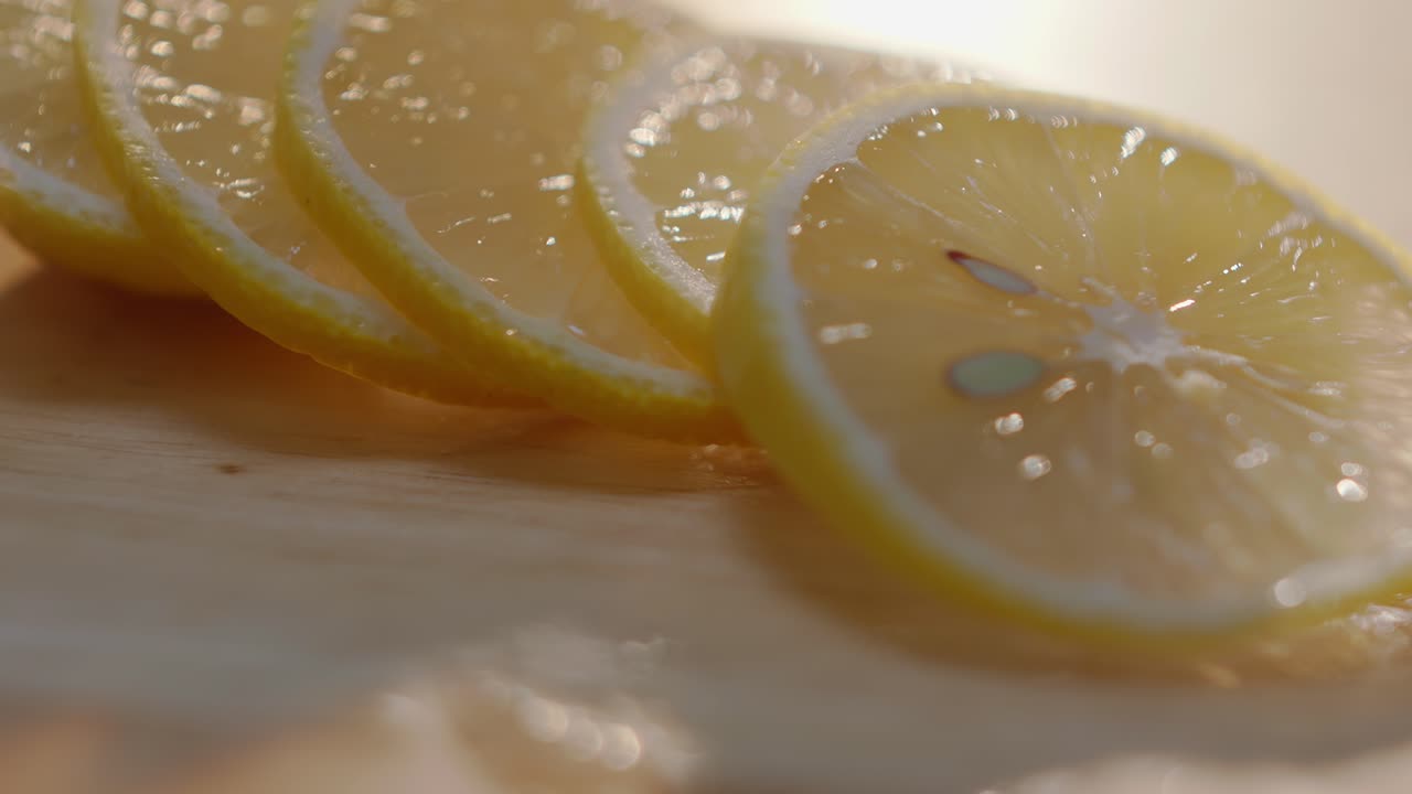 cortar el limón en trozos delgados en una tabla de madera
