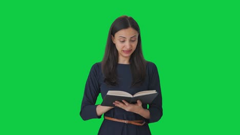 chica india cansada leyendo un libro pantalla verde